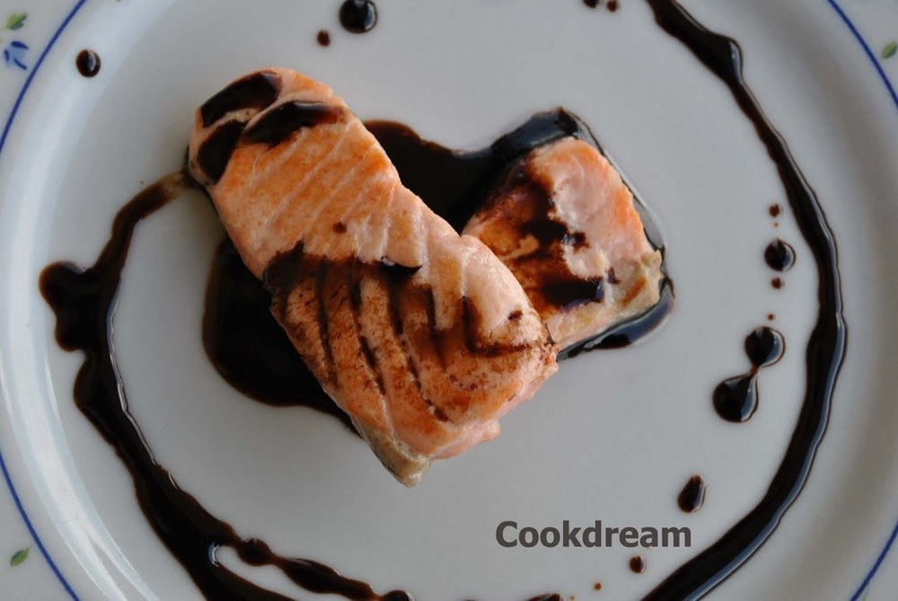 Salmone con glassa balsamica, rucola e pepe verde of Alessandra C. - Recipefy