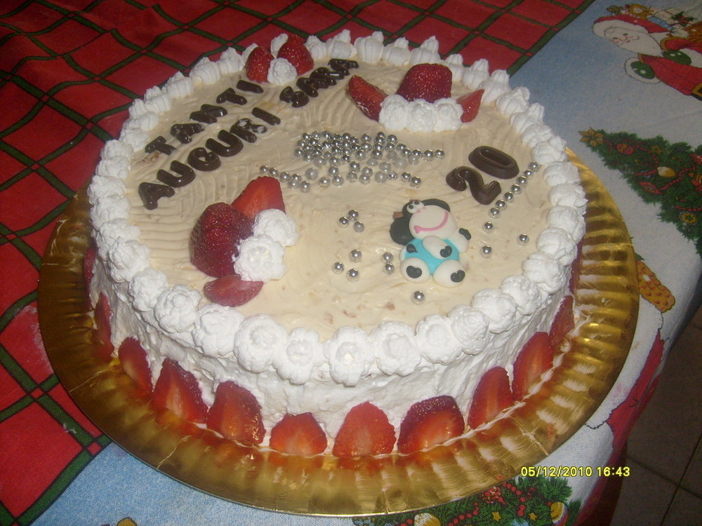 Torta di compleanno panna e fragole (1) di Giorgia - Recipefy