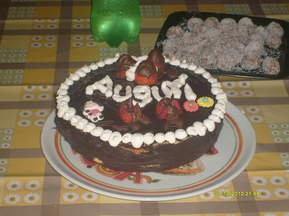 Torta di compleanno panna e fragole (2) of Giorgia - Recipefy