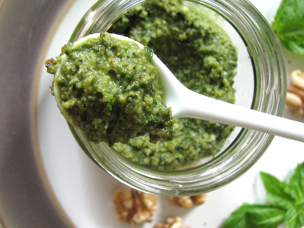 Walnut Basil Pesto of jenn - Recipefy