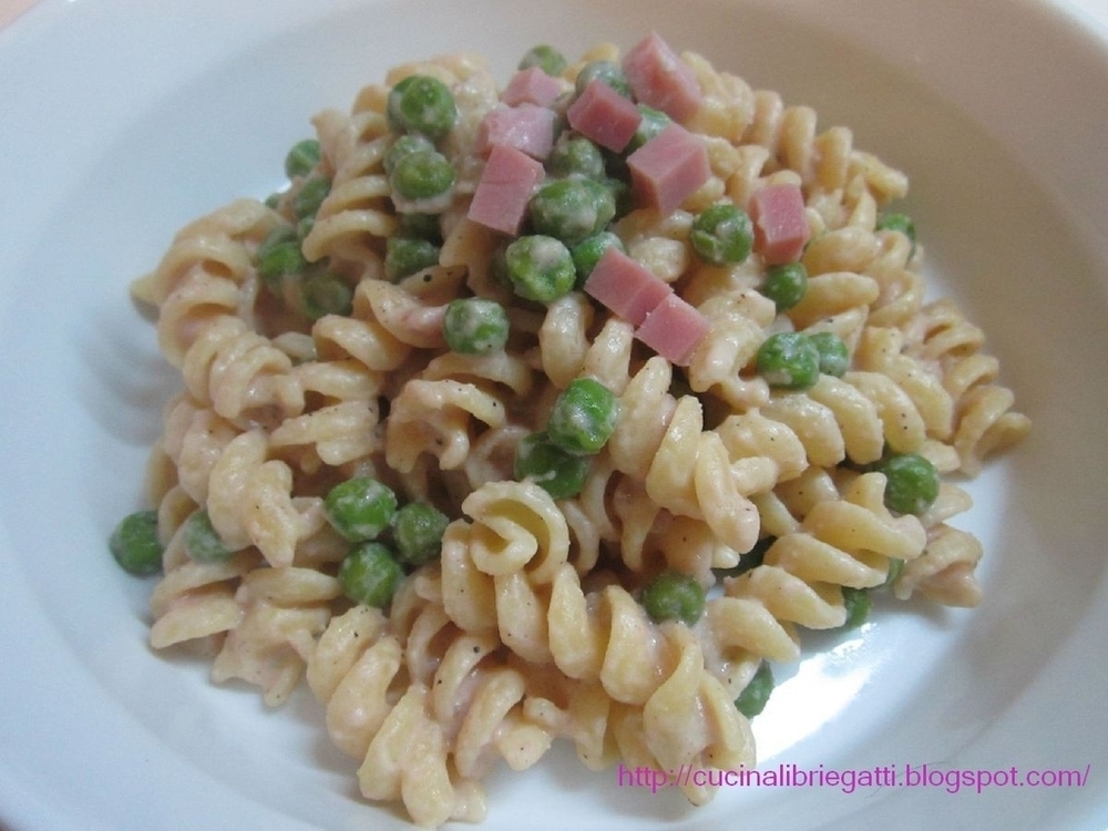 Fusilli piselli e crema di prosciutto cotto de Daniela Vietri - Recipefy