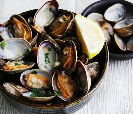 Steamed Clams in White Wine di Chris Ice - Recipefy