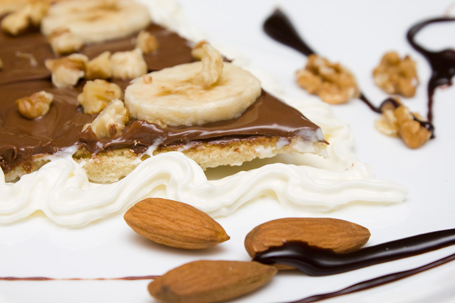 Pizza with chocolate cream and bananas de Martina Jakovcevska - Recipefy