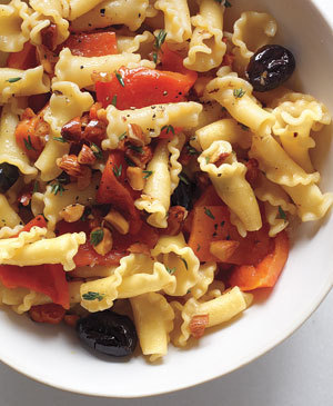Mediterranean Campanelle With Roasted Red Peppers and Almonds di Emilia - Recipefy