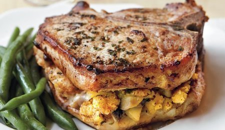 Cornbread Stuffed Pork Chops de Adam Guinn - Recipefy