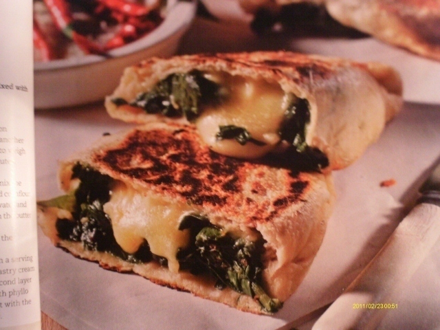 Calzone stuffed with Spinach and Smoked Mozzarella de Forbidden - Recipefy