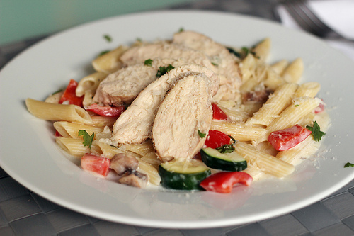 Penne with Chicken and Vegetables in a Roasted Garlic Cream Sauce di J. Sperling Reich - Recipefy