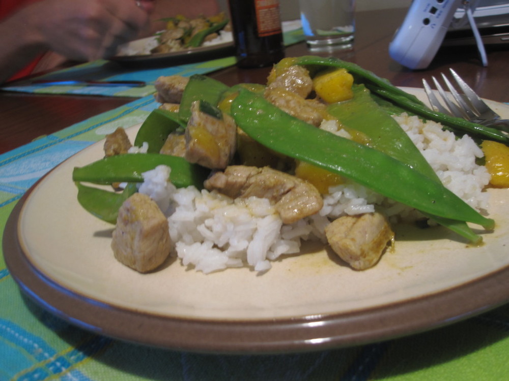 Coconut Curried Pork, Snow Pea, and Mango Stir Fry de Michelle - Recipefy