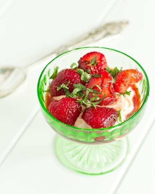 Balsamic Strawberries with Greek Yogurt de Kelly Snyder - Recipefy