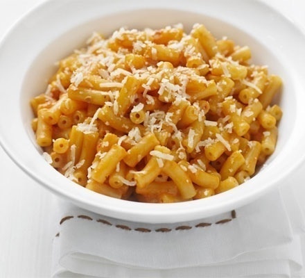 Sausage, spicy pepperoni, garlic cheese and tomato pasta of Alisha Budden - Recipefy