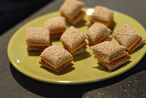 Chilli tuna mini sandwiches de Alisha Budden - Recipefy