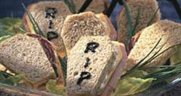 SÁNDWICH HALLOWEEN (espárragos) of María Fdez Mangas - Recipefy
