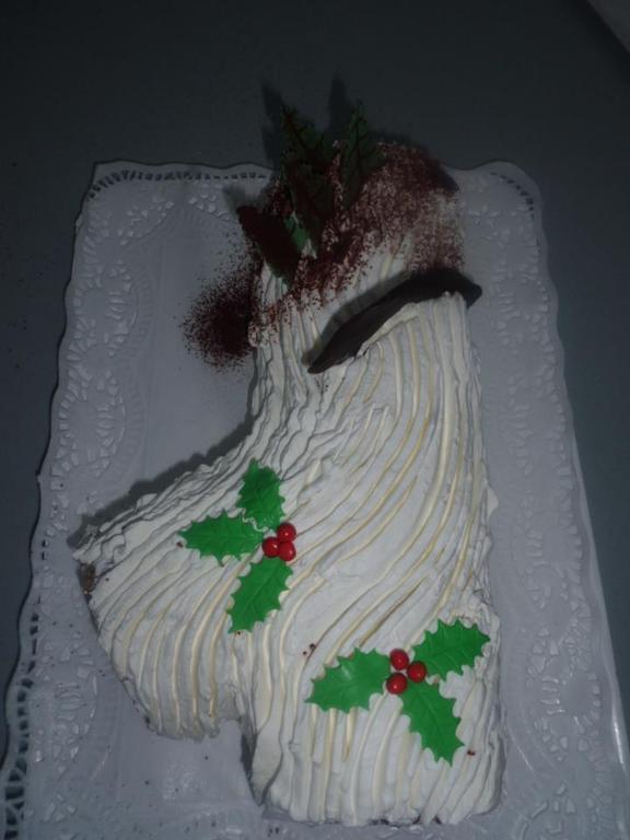 TRONCO NAVIDAD RELLENO Y CUBIERTO DE CREMA CHANTILLY. of Cati Ballesta - Recipefy