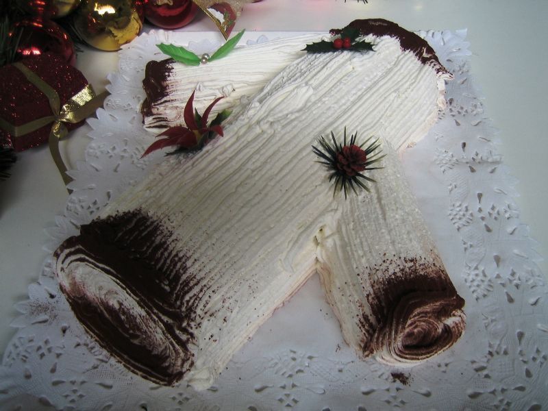 TRONCO DE NAVIDAD CUBIERTO Y RELLENO DE CREMA CHANTILLY. of Miguel Angel Maldonado Gonzalez - Recipefy