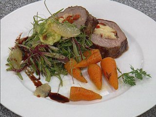Colita de cuadril rellena con ensalada de brotes y zanahorias salteadas. di Juan Andres Zarate Fernandez - Recipefy