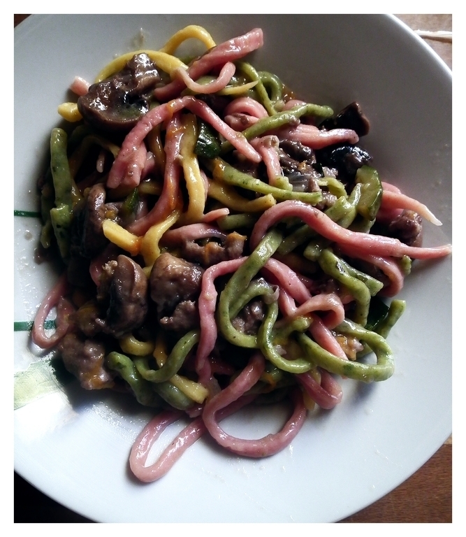 Chitarra Arcobaleno Salsiccia e Champignon de Stephany Di Fiore - Recipefy