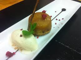 mini tatin con salsa inglesa y helado sobre crambell terminado con crujiente de manzana y salsa de chocolate of mari carmen arroyo - Recipefy