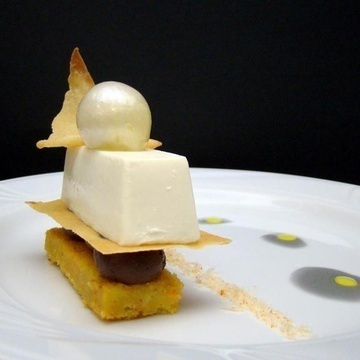 PERLA DE PANACOTA DE COCO SOBRE CREMOSO DE PRALINÉ CRUJIENTE Y BIZCOCHO DE CALABAZA Y ESPECIAS. SALSA DE AZAFRÁN. de Miguel Angel Maldonado Gonzalez - Recipefy
