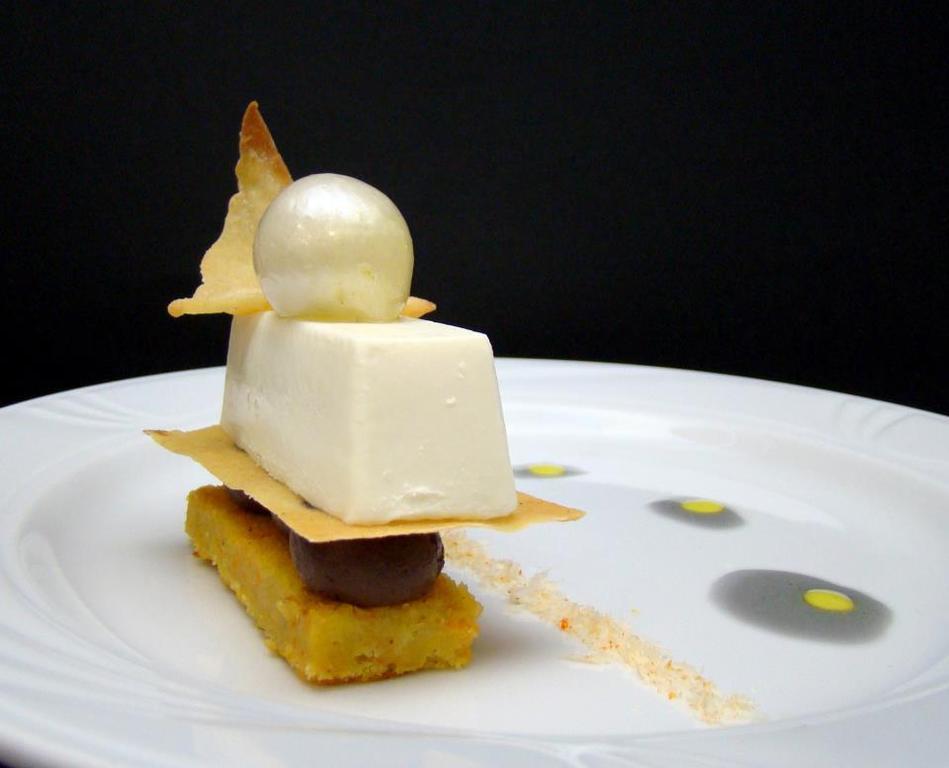 Perla en panacota de coco sobre cremoso de praline crujiente y bizcocho de calabaza y especias acompañado de salsa de azafrán y aceite de vainilla. of Daniel Villanueva Padilla - Recipefy