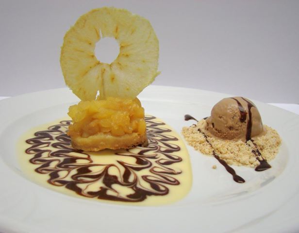 Mini tatín con salsa inglesa y helado de chocolate sobre crumble terminado con crujiente de manzana y salsa de chocolate of EDUARDO DEL ROSAL BARRANQUERO - Recipefy