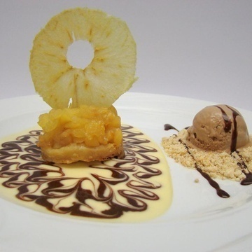 Mini tatin con salsa inglesa y helado sobre crumble terminado con crujiente de manzana y salsa de chocolate of Ángeles Rodríguez Medina - Recipefy