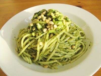 Spaghetti al pesto (pasta with basil) de Rosa Lanzillotti - Recipefy