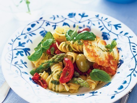 TOMATO & OLIVE PASTA SALAD WITH HALLOUMI de Rosa Lanzillotti - Recipefy
