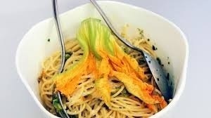 Spaghetti ai fiori di zucca of Giorgia - Recipefy