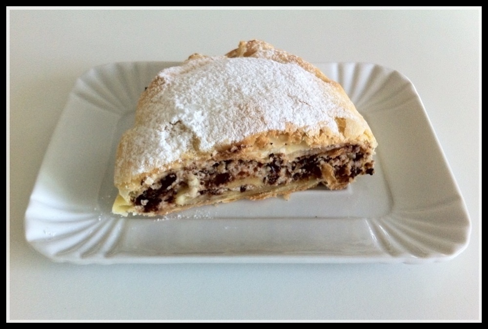 Strudel con cioccolato, amaretti e mandorle of Eleonora Michielan - Recipefy
