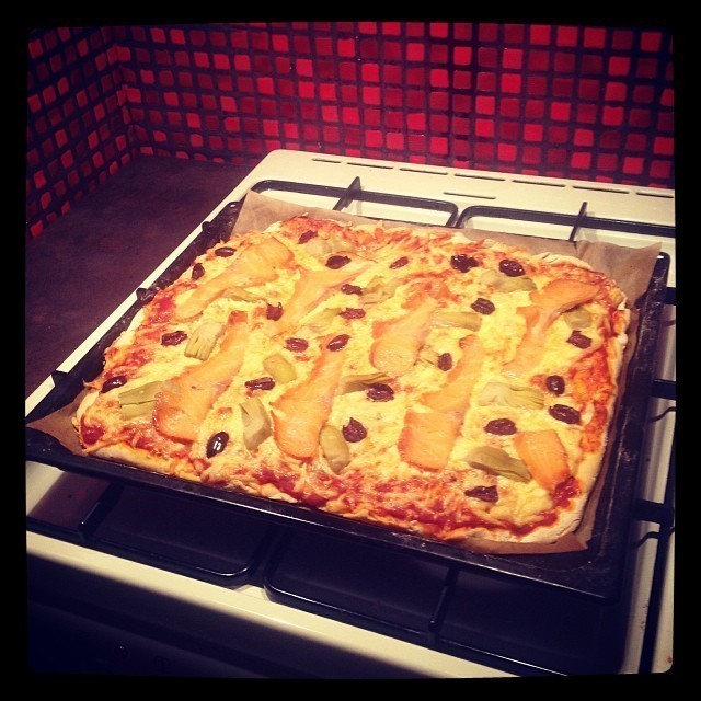 Kylmäsavulohi-artisokkapizza de Maris Leponiemi - Recipefy