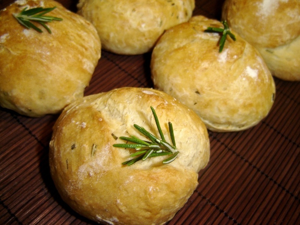 PANECILLO DE CHAPATA CON ROMERO of evelin - Recipefy