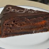 1682341227_http-upload-wikimedia-org-wikipedia-commons-1-15-sachertorta-ribizli-jpg%7d