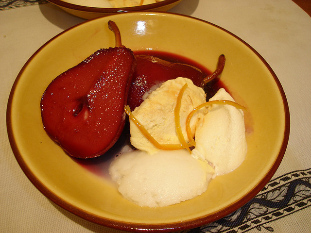 Peras con caramelo de vino tinto de Mónica Sánchez - Recipefy