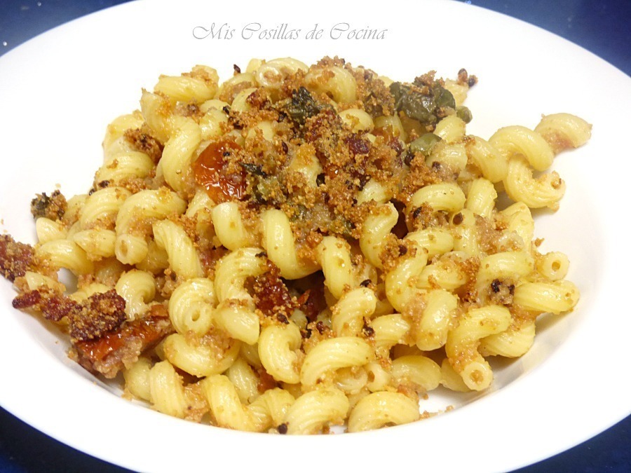 Pasta con tomates secos, alcaparras y pan rallado de Brenda Paola - Recipefy