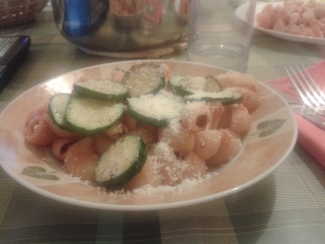 Pasta con salsa di pomodoro e zucchine de ArtificialGem - Recipefy