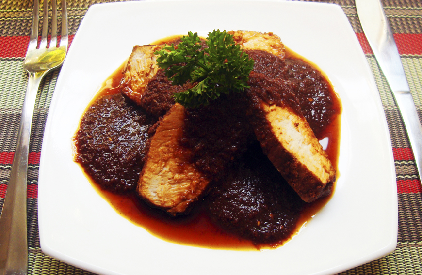 PIERNA CON SALSA DE TRES CHILES of casama - Recipefy