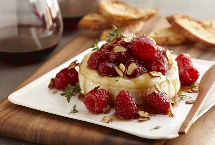 Warm Brie with Honeyed Raspberries and Almonds de Schalene Dagutis - Recipefy