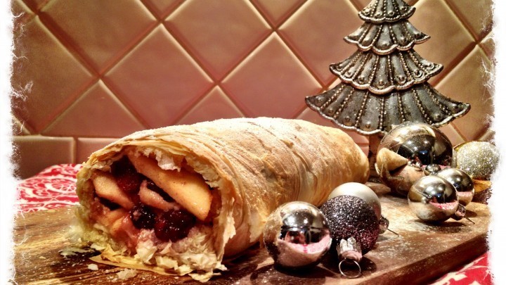 Apples Strawberries and Cranberries Strudel di Sweeter Life Club - Recipefy