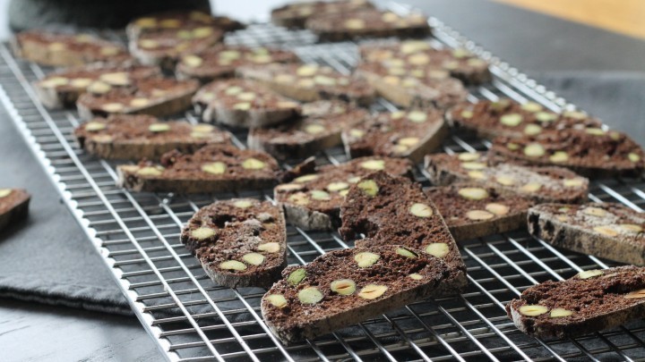 Chocolate Pistachio Biscotti di Sweeter Life Club - Recipefy