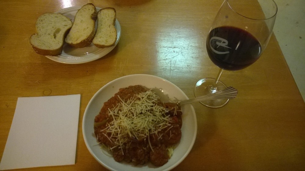 Spaghetti with Meat Sauce and Garlic Bread de Bridget Black - Recipefy