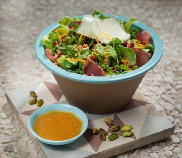 Green salad with nouboulo (smoked pork fillet) meat di Yolenis - Recipefy