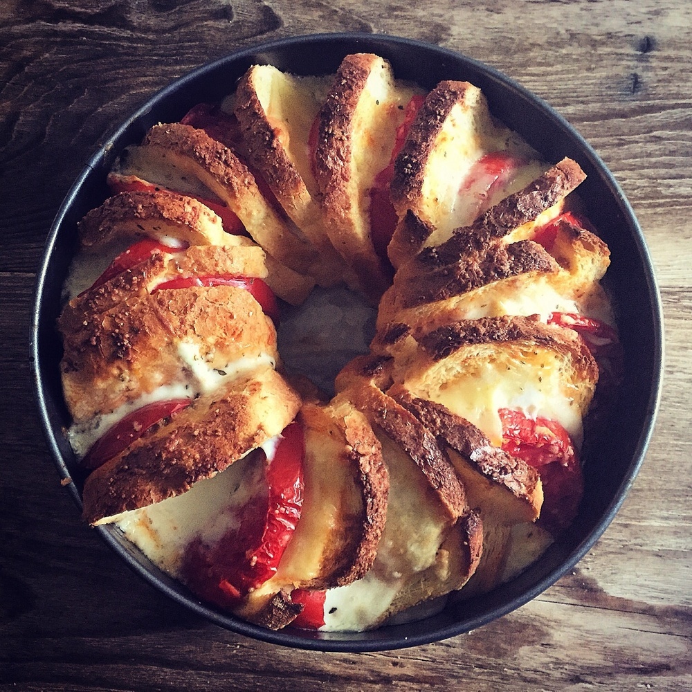 Girandola di pane con pomodoro e mozzarella of Eleonora Michielan - Recipefy