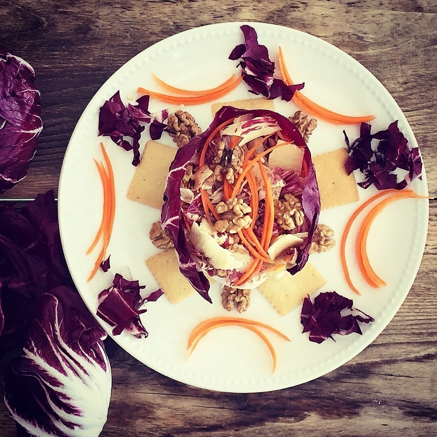 Insalata di radicchio, carote, scaglie di parmigiano e noci di Eleonora Michielan - Recipefy