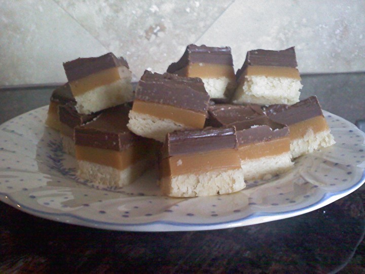 Whitney's Caramel Shortbread Squares di Karyn Johnson - Recipefy