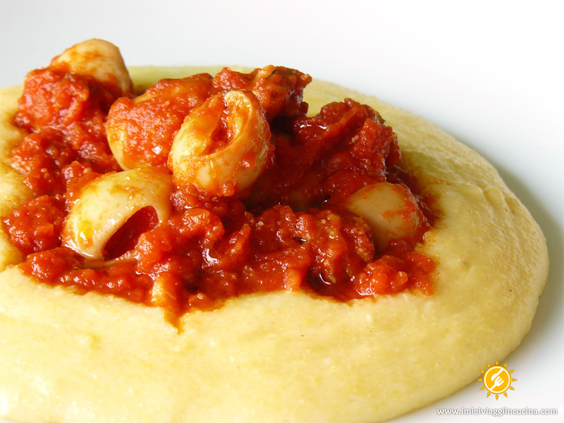 Seppioline con Salsa di Pomodoro e Polenta de Silvia Begal - Recipefy