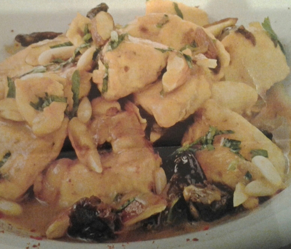 SPEZZATINO DI POLLO ALLO ZENZERO CON PRUGNE MANDORLE E PINOLI de Marina Marini - Recipefy
