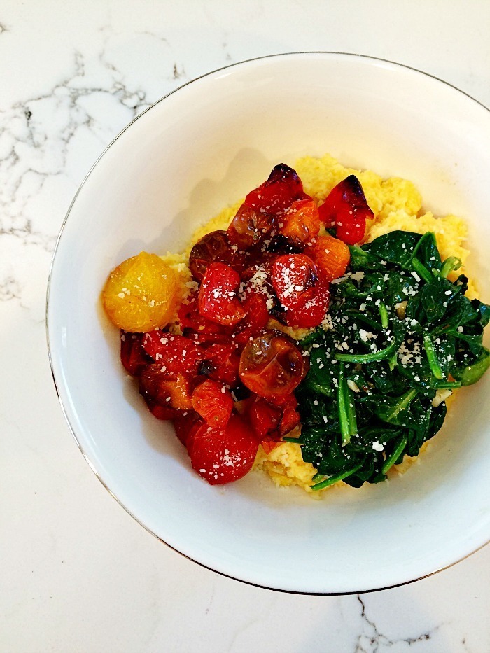 Blistered Tomatoes over Goat Cheese Polenta di Courtney Glantz - Recipefy