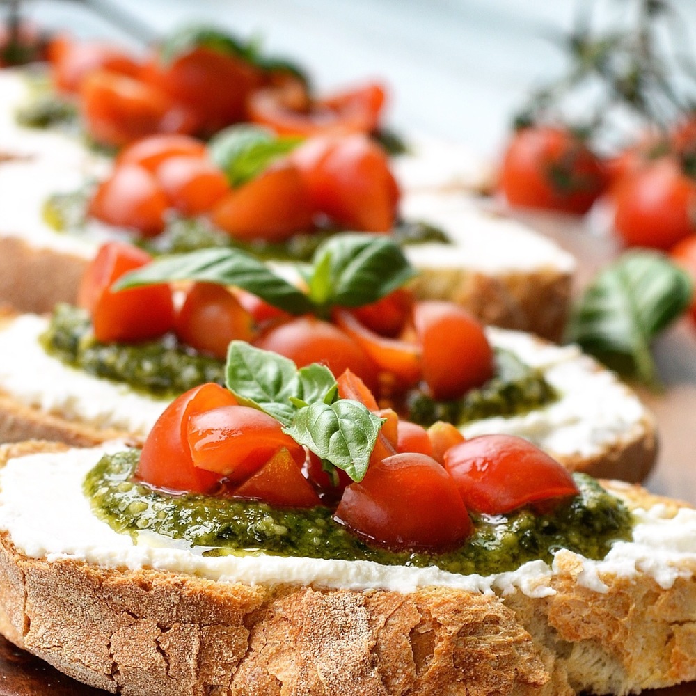 Bruschetta con ricotta, pesto e pomodorini de Eleonora Michielan - Recipefy
