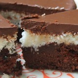 Torta-al-cacao-con-crema-al-cocco-e-glassa-al-cioccolato-vegana-e1449222165726