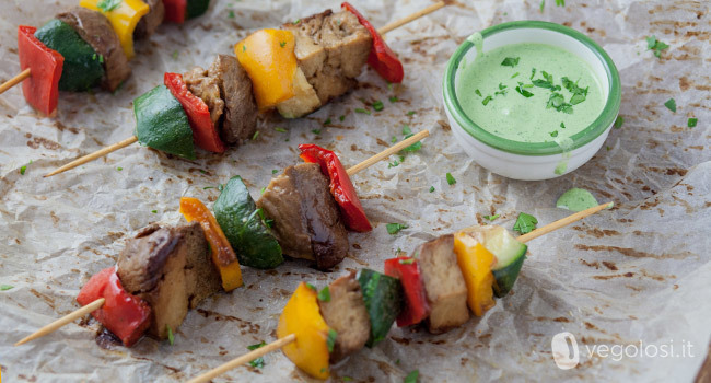 Spiedini vegani di seitan con salsa verde of Valentina - Recipefy